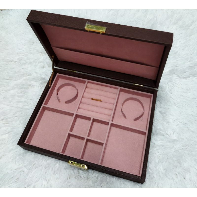 กล่องใส่เครื่องประดับขนาด8*11*2นิ้วสีสันสวยงาม คลาสสิก สามารถเข้ากับการตกแต่งได้หลากหลายจะจัดแสดงโชว