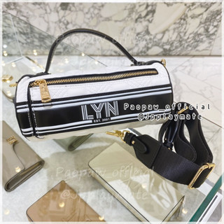 LYN กระเป๋าสะพายข้าง รุ่น Noelle Tube Bag M : LL23CBF099  แท้จากชอป พร้อมอุปกรณ์