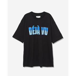 T BY GREYHOUND "DEJA VU" OVERSIZED T-SHIRT (เสื้อยืดคอกลมทรงโอเวอร์ไซส์)