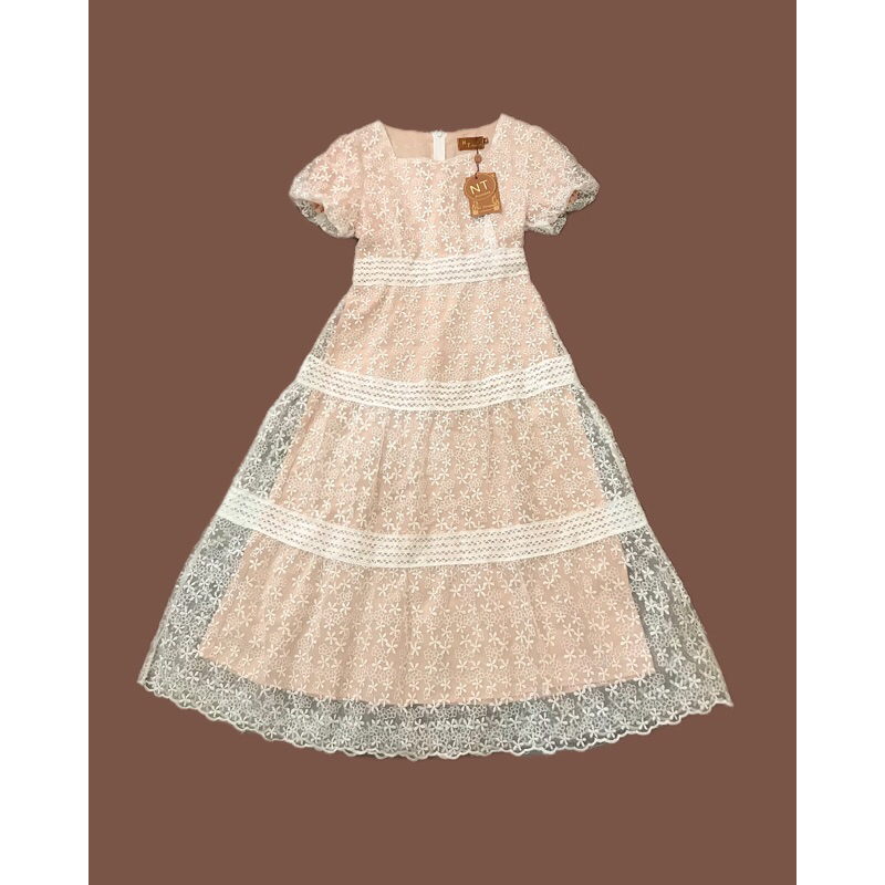 ป้าย NT Princess เดรสลูกไม้ปักดอกงานอลังๆคอกลมแขนตุ๊กตา  กระโปรงแต่งริ้วจีบระบายพริ้วๆสวยมาก งานตามห