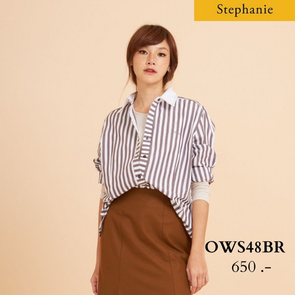 Stephanie Shirt เสื้อเชิ้ตแขนยาวสีขาวลายทางสีน้ำตาล ปกและแขนเสื้อตกแต่งด้วยผ้าพื้นสีขาว เนื้อผ้าคอตต