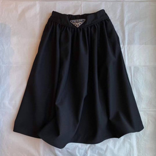 PRADA SKIRT WITH TRIANGLE STUDDED LOGO กระโปรงปราด้า เอวยางยืด ป้ายหนัง patch สัญลักษณ์สามเหลี่ยม