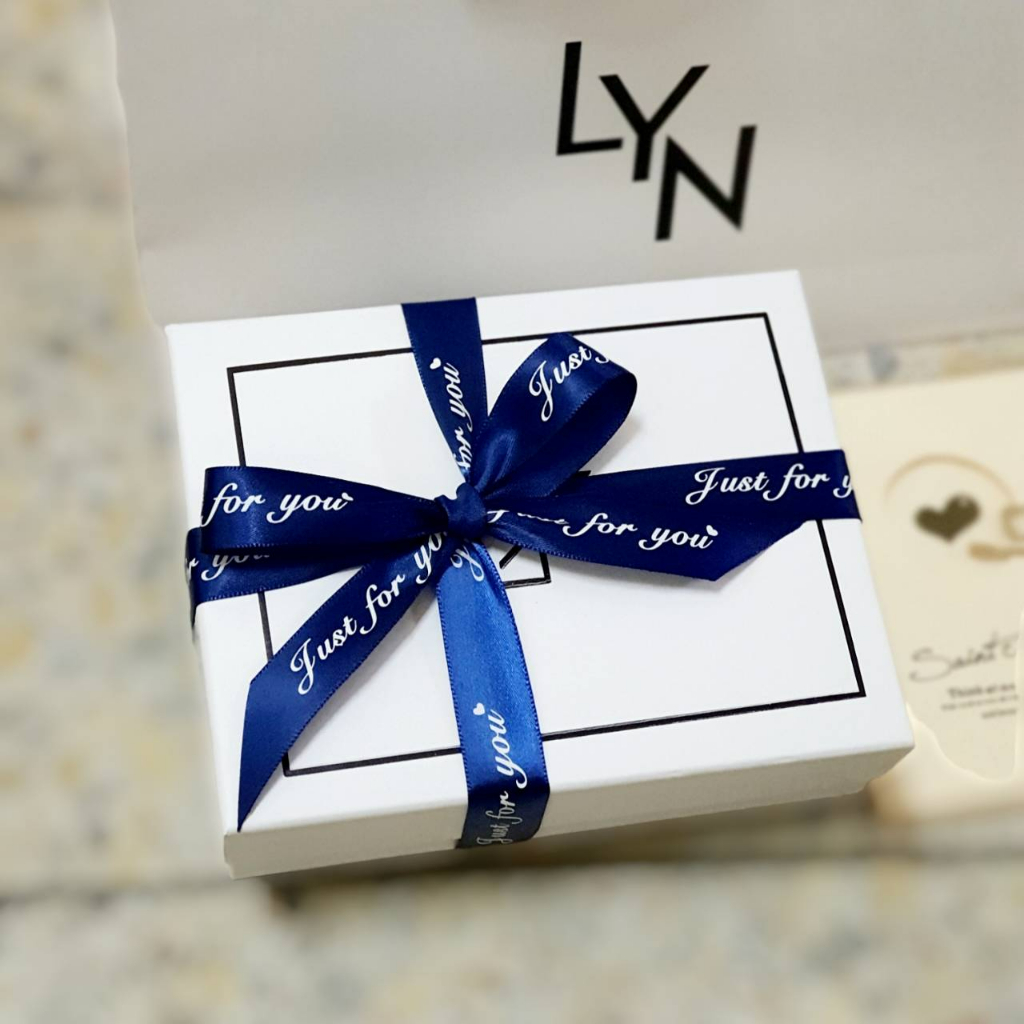 กระเป๋าสตางค์ LY   N  4 สี เเต่งหน้าโลโก้ ดีเทลสายคาดเเบบเหลี่ยม