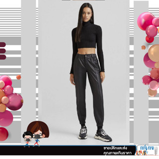 Bershka กางเกงขายาวหนังปลายขาจั้ม Bershka faux leather jogger in black