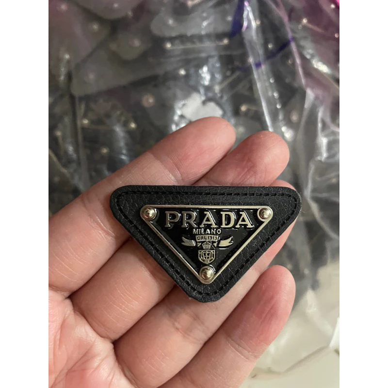 ป้ายหนัง ป้ายPRADAเหล็ก ตกแต่งเสื้อผ้า ป้ายแบรนด์ 5cmx3cm