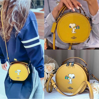 🎀 (สด-ผ่อน) กระเป๋าทรงกลม สีเหลือง CF290 Coach X Peanuts Canteen Crossbody With Snoopy Present Motif