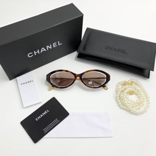 CHANEL OVAL CAT EYE FRAME WITH CC LOGO PEARL CLEAR CH5424 SUNGLASSES แว่นตากันแดดแฟชั่น ชาแนล ทรงแคทอาย สายคล้องมุก