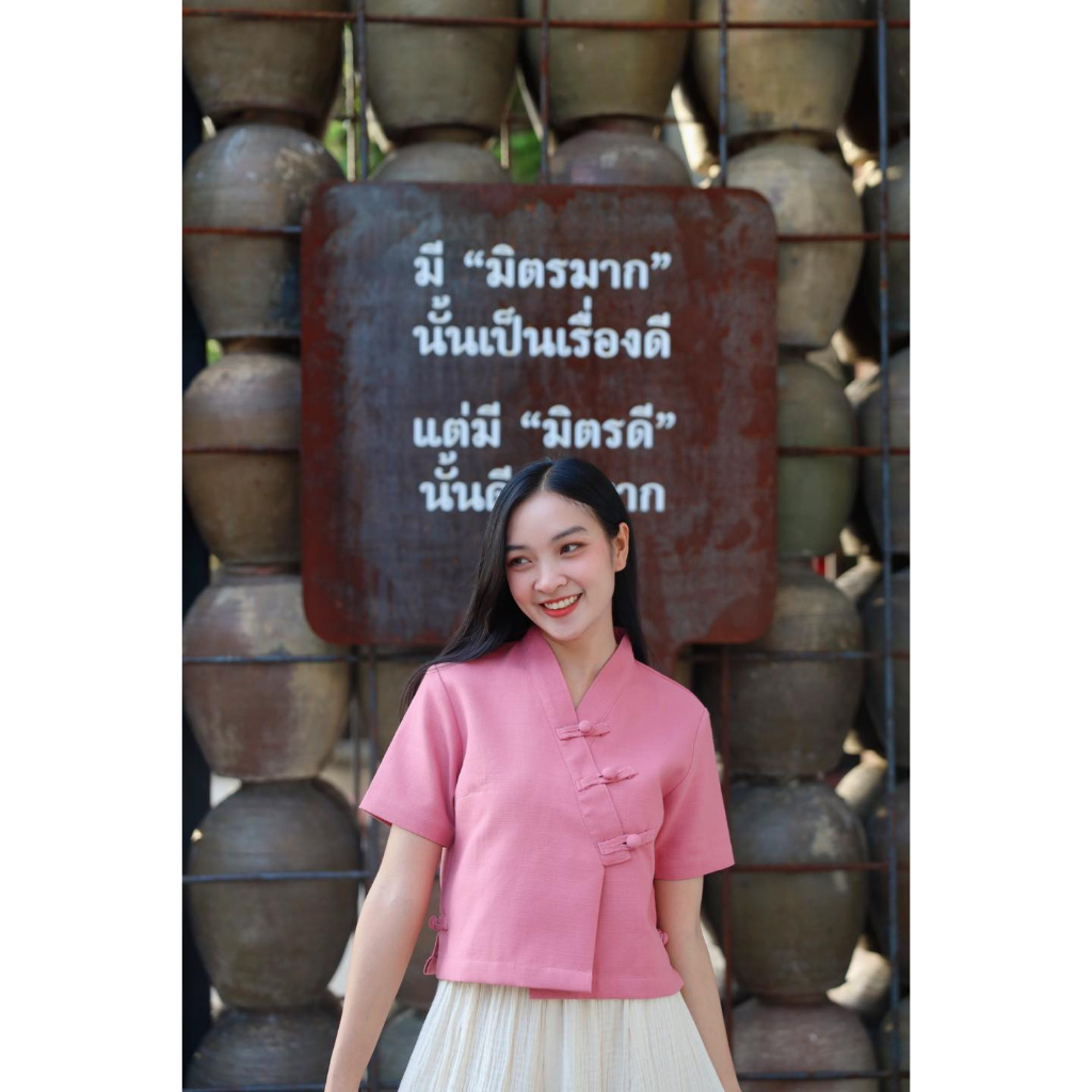 เสื้อผ้าฝ้ายพื้นเมือง ทรงคอวี ป้ายกระดุมจีน แต่งผ่าข้างสุดเก๋และลิมิเตดอัดดาวทั้งตัว