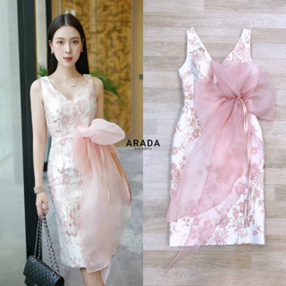 arada-เดรสผ้าทอลายดอกไม้สีชมพูพื้นสีครีมอ่อนใบไม้ทอสีทองอ่อน