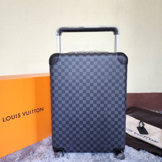 LOUIS VUITTON HORIZON ORIGINAL 20" M2309 EXPO หรูหรา Size : 35.0 x 50.0 x 20.0 cm (ยาว x กว้าง 20.0 cm)ถือขึ้นเครื่องได้