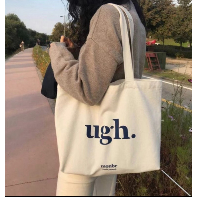 [พร้อมส่งจากไทย] UGH  กระเป๋าผ้าแคนวาส สีขาวอักษรสีน้ำเงินแฟชั่น