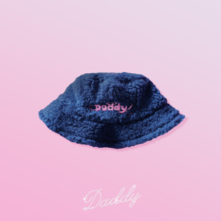 DADDY | Fluffy Hat หมวกทรง Bucket สีน้ำเงินเข้ม ทำจากผ้าขน มีลักษณะนุ่มฟูมีดีเทลปักเป็นโลโก้ Daddy สีชมพู น่ารักๆ