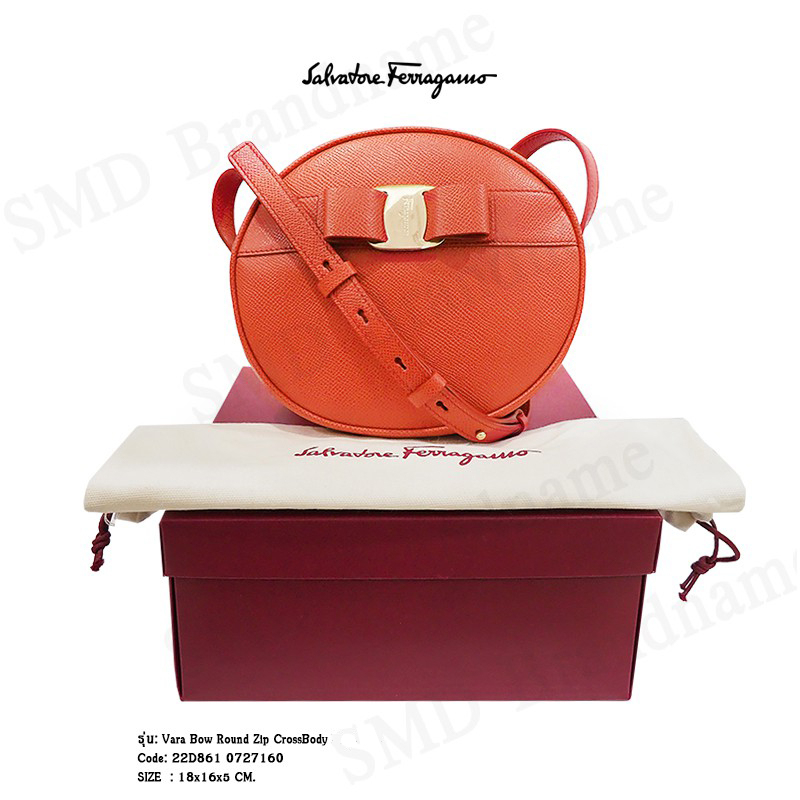 Salvatore Ferragamo กระเป๋าสะพายผู้หญิง  รุ่น Vara Bow Round Zip CrossBody Bag Code: 22D861 0727160