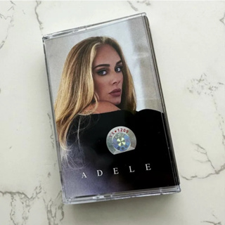 เทปคาสเซ็ท เพลงภาษาอังกฤษ  Adele  เลือก 15 เพลง  แบรนด์ใหม่ยังไม่ได้รื้อ  แนบหนังสือเนื้อเพลง