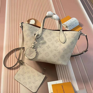 กระเป๋าแบรนด์เนม LOUIS VUITTON MAHINA BAG SIZE PM