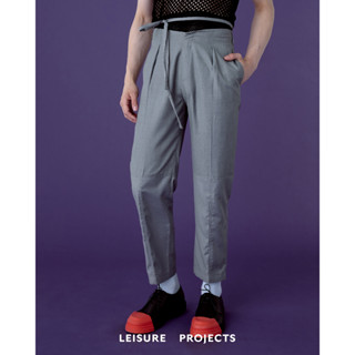 LEISURE PROJECTS V TROUSERS กางเกงขายาวผ้าสแคล ด้านหน้า คัตติ้งทรงV-SHAPE เอวต่ำ ดีเทลตกเเต่งด้วยเชือก ผูกเอว