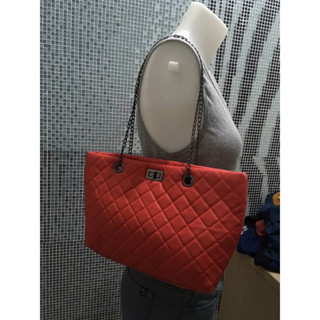 กระเป๋าสะพายแฟชั่น สีแดง ก้นกระเป๋ากว้าง 8x27 ซม สูง 20 ซม