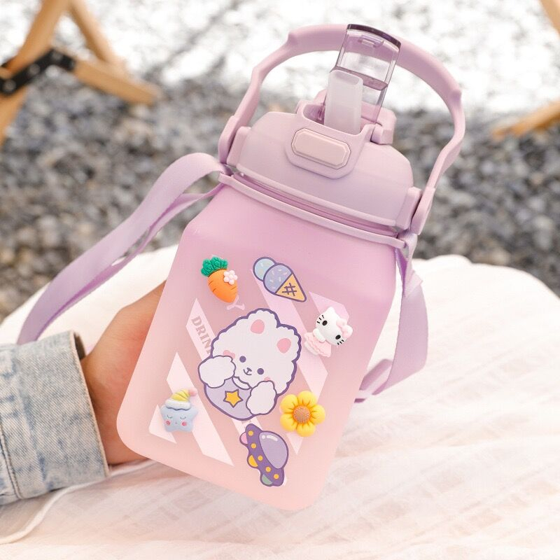 สีสันสดใสขวดน้ำพลาสติกแบบพกพาความจุ 1300 ml. พลาสติกPCป้องกันการตกแตกวัสดุปลอดภัยไม่เป็นอันตรายกระติกน้ำพกพาน่ารัก