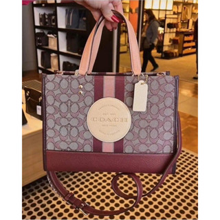 พร้อมส่ง แท้ 🇺🇸💯% New Coach ขนาดกลาง DEMPSEY CARRYALL IN SIGNATURE JACQUARD WITH STRIPE (C8448) GOLD/WINE MULTI