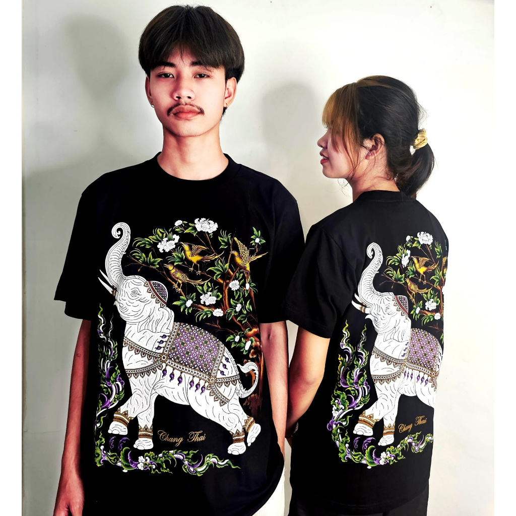 เสื้อยืด ลายช้างเดินเล่นในป่า คอกลม สีดำ สำหรับ ผู้ชาย-ผู้หญิง (ลายไทย)ลายช้าง เนื้อผ้าคอต