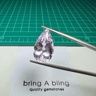 คุนไซต์ Kunzite น้ำหนัก 13.45 ct (18.6x11x9.8)mm พลอยธรรมชาติ ไม่ผ่านการปรุงแต่ง สีชมพูสวย ค่อนข้างสะอาด ไฟเต็ม