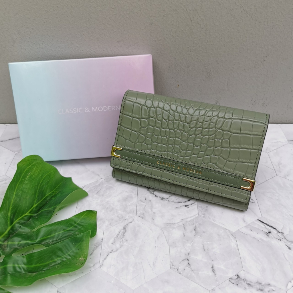 กระเป๋าสตางค์ผู้หญิงแบรนด์แท้ Modern Classic 100% พร้อมกล่องแบรนด์ ไซส์กลาง มีช่องซิป หนังPUอัดลายจระเข้
