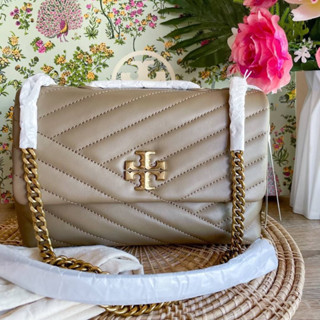 🎀 (สด-ผ่อน) กระเป๋าสี Sandpiper 9 นิ้ว Shop 64963 TORY BURCH KIRA CHEVRON SMALL CONVERTIBLE SHOULDER BAG SANDPIPER