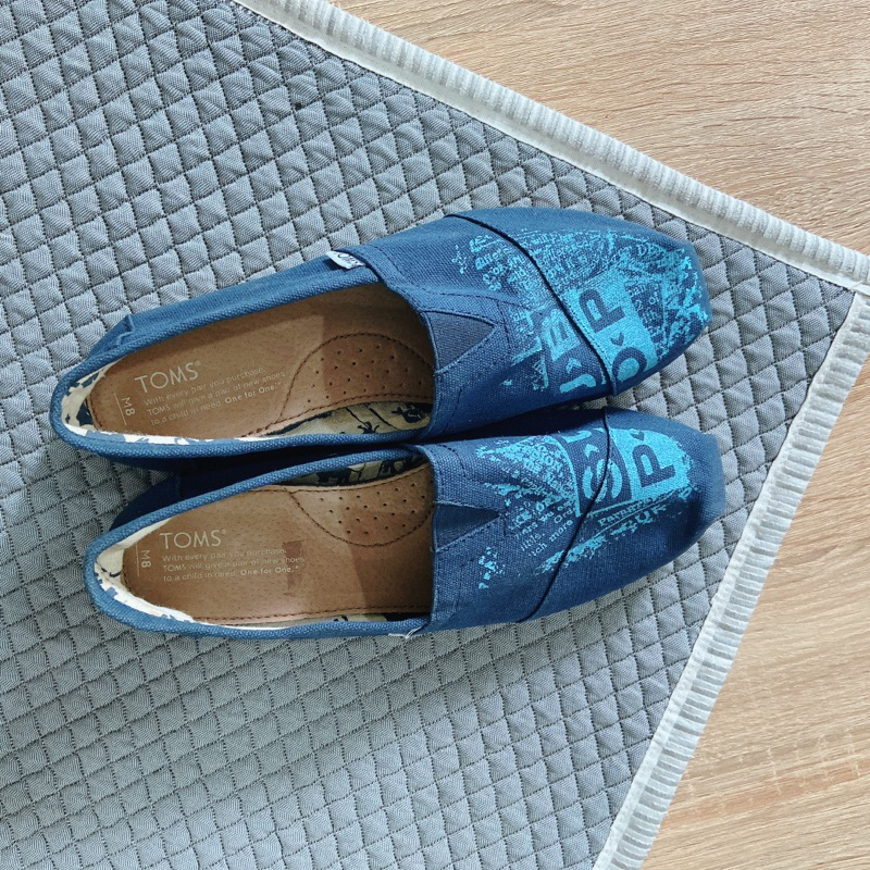 Toms size us men 8 รองเท้ามือสอง Toms สีน้ำเงิน สภาพดี