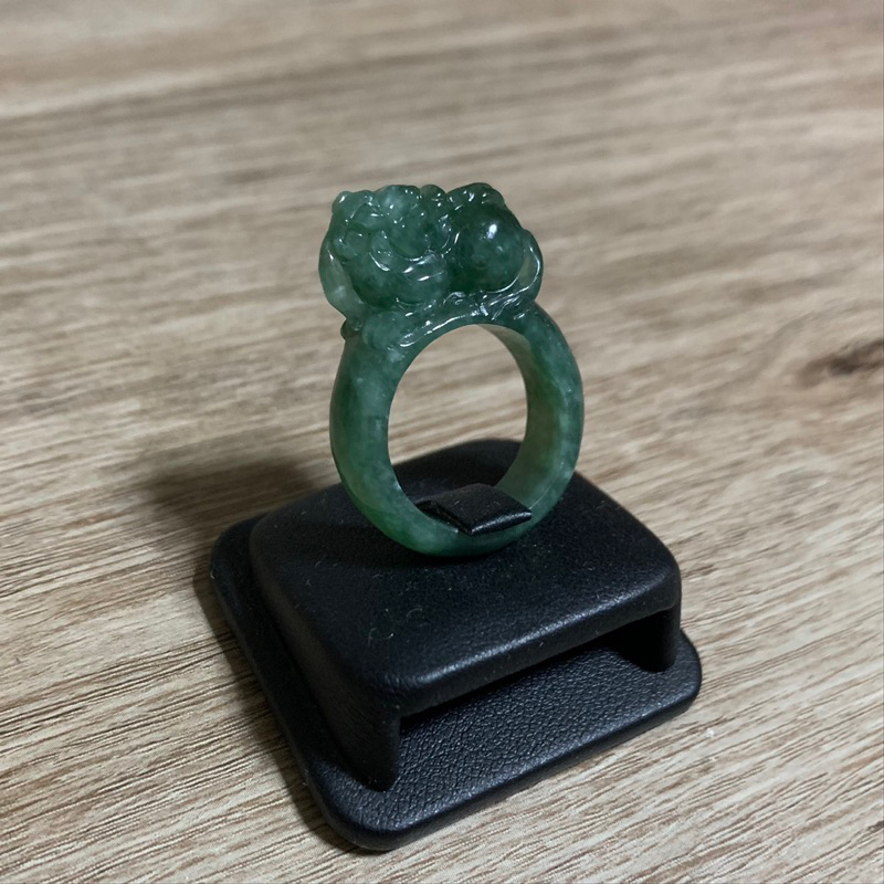 แหวนหยกพม่า (Jadeite Type A) เนื้อวุ้น สีเขียวใบไม้ แกะสลักรูปทรงปี่เซียะ (貔貅) ไซส์ 57