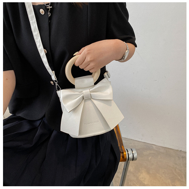 กระเป๋าหน้าโบว์   กระเป๋าสไตส์เกาหลีน่ารักหูจับไม้  เเบบใหม่ทรงถังสไตส์สาวหวาน - รูปที่ 3