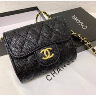 ชาแนล black mini 🖤. มาแล้วจ้าสาวกรถเป๋าแบรนด์เนม มี 2สี   ดำ ครีม. งานกล่อง Size :5 × 13 × 10.5cm.