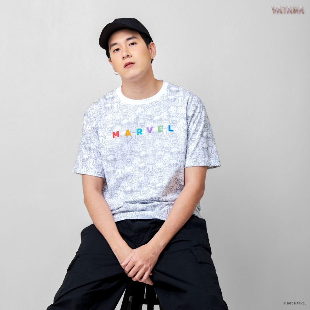 VATANA - เสื้อยืดคอกลม สีขาว พิมพ์ลาย MARVEL MINI HEROES ALLOVER | Unisex T-shirt ลิขสิทธิ์ MARVEL