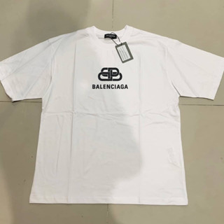 BALENCIAGA COTTON INTERLOCKING BB LOGO OVERSIZED T-SHIRT IN WHITE เสื้อยืดคอกลมแขนสั้น แบรนด์บาลองเซียก้า ตัวหนังสือบีบี