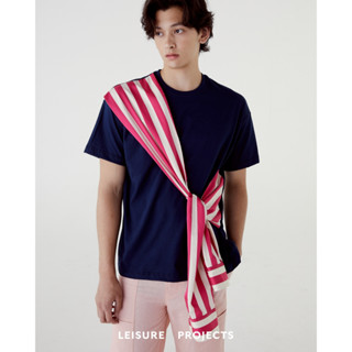 (LEISURE PROJECTS)  TIE OVERSIZE T-SHIRT เสื้อยืดเเขนสั้นทรง oversize ตัดเย็บด้วยผ้าคอตตอน พร้อมดีเทลเเขนเสื้อเชิ๊ต