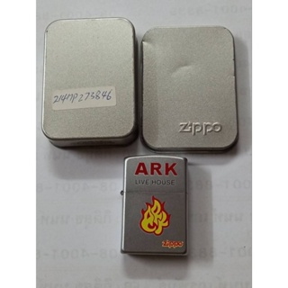 ZIPPO  ARK  LIVE  HOUSE  SATIN CHROME  ผลิตปี2002 สีเงินผิวโครเมี่ยม  ลายแบบสกรีน ของใหม่ มีรอยจากการเก็บรับประกันของแท้