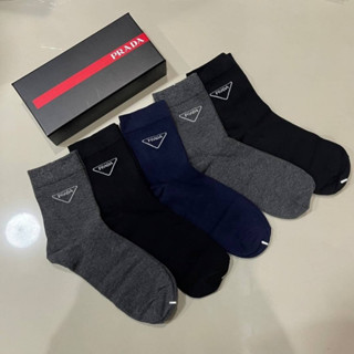 PRADA TRIANGLE LOGO PRINT COTTON SOCKS ถุงเท้าแบรนด์ปราด้า สัญลักษณ์สามเหลี่ยม signature แบรนด์ที่ข้อ