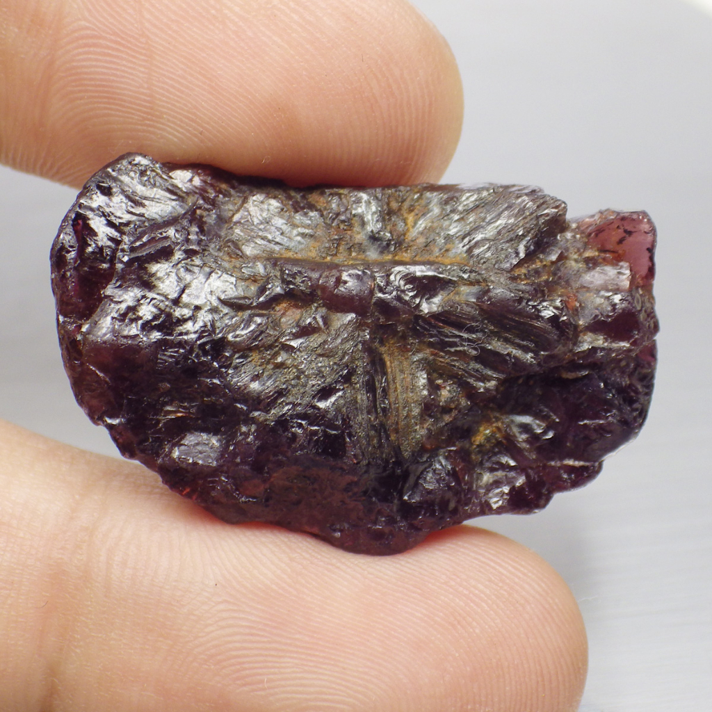 พลอย ก้อน การ์เนต โรโดไลท์ ดิบ แท้ ธรรมชาติ ( Unheated Natural Rhodolite Garnet ) หนัก 62.2 กะรัต