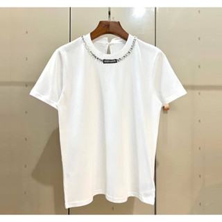 MIU MIU EMBROIDERED CRYSTAL NECK T-SHIRT IN WHITE เสื้อยืดคอกลมแขนสั้น แบรนด์มิวมิว ประดับเพชรคริสตัล