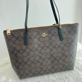 👑ผ่อน0%~แท้100%👑  กระเป๋า Tote zip สีน้ำตาลเข้ม ลายซี 4455 Coach 4455 ZIP TOP TOTE IN SIGNATURE CANVAS