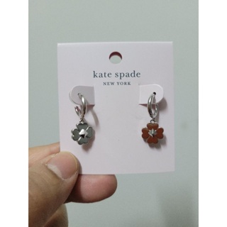 kate spade ต่างหูสีเงินลายดอกไม้