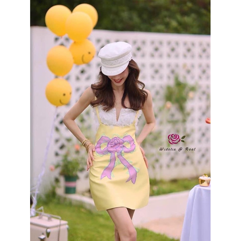 ใหม่มือ1✨เซ็ท2ชิ้น เสื้อครอปสายเดี่ยวแต่งขน+เอี๊ยมเหลืองลายโบว์ ไซส์L งานป้าย wideria@real