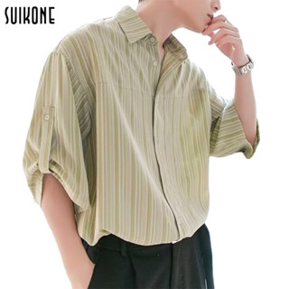 Suikone เสื้อเชิ้ตผู้ชาย ลายขาวกรม ขาวเทา ระบายอากาศได้ดี เสื้อแขนสั้น สุภาพ