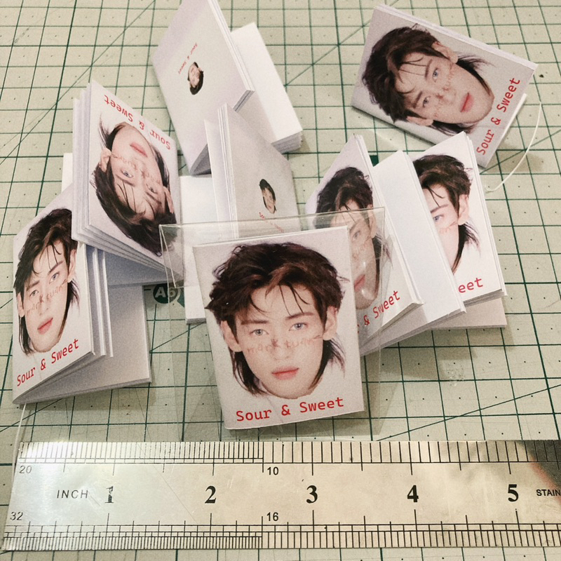 (ขั้นต่ำ 10ชิ้น/1ลาย) สมุดจิ๋วส่งรูปมาทำ พร้อมใส่ซองแก้ว สำหรับทำของแจกงานคอน งานมีต งานปัจฉิม