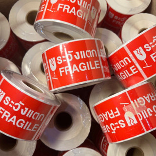 สติ๊กเกอร์ ระวังแตก Fragile ระวังพัสดุชำรุด ห้ามโยน สีแดง ตัวหนังสือขาว ขนาด 4.5x6.5 cm