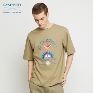 DAPPER x LEISURE PROJECTS เสื้อยืด Dapper Project Print สีเขียว (KRG1/603LS)