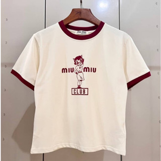 MIU MIU LOGO-PRINT CROPPED T-SHIRT เสื้อยืดคอกลมแขนสั้น เสื้อครอป แบรนด์มิวมิว