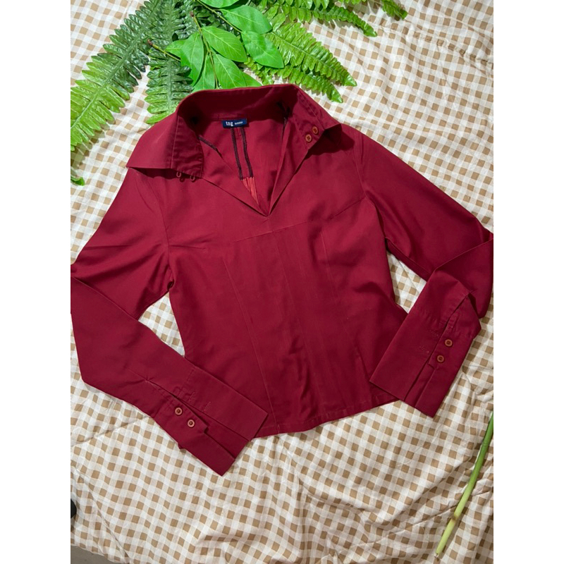 เสื้อเชิ้ตคอปกสีแดงเลือดหมู คอวี มีกระดุมคอติดเป็นคอจีนได้ ทรงเข้ารูปมาก เสื้อทำงาน ป้าย : Tng Bangk