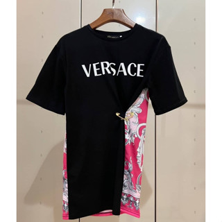 VERSACE BLACK COTTON WITH GOLD MEDUSA SAFETY PIN T-SHIRT เสื้อยืดคอกลมแขนสั้น แบรนด์เวอร์ซาเช่