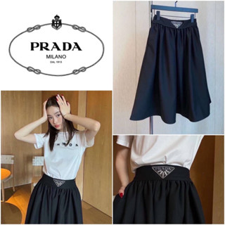 กระโปรง Prada สีดำ เย็บโลโก้ Prada ช่วงเอว