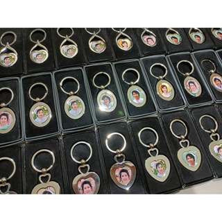 พวงกุญญแจสกรีนรูปภาพ ข้อความ ของที่ระลึก ✔ สั่งสกรีนได้✔ พร้อมกรอบใส่หรู พร้อมกล่องสวยหรู่ ดูดี พร้อมส่ง💕